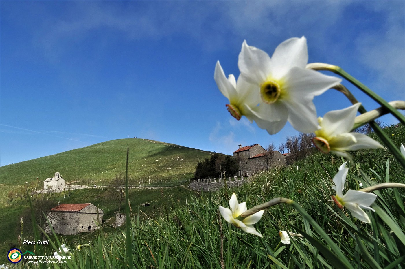 31 Vista sulla Chiesetta e sulla cima del Linzone  .JPG -                                